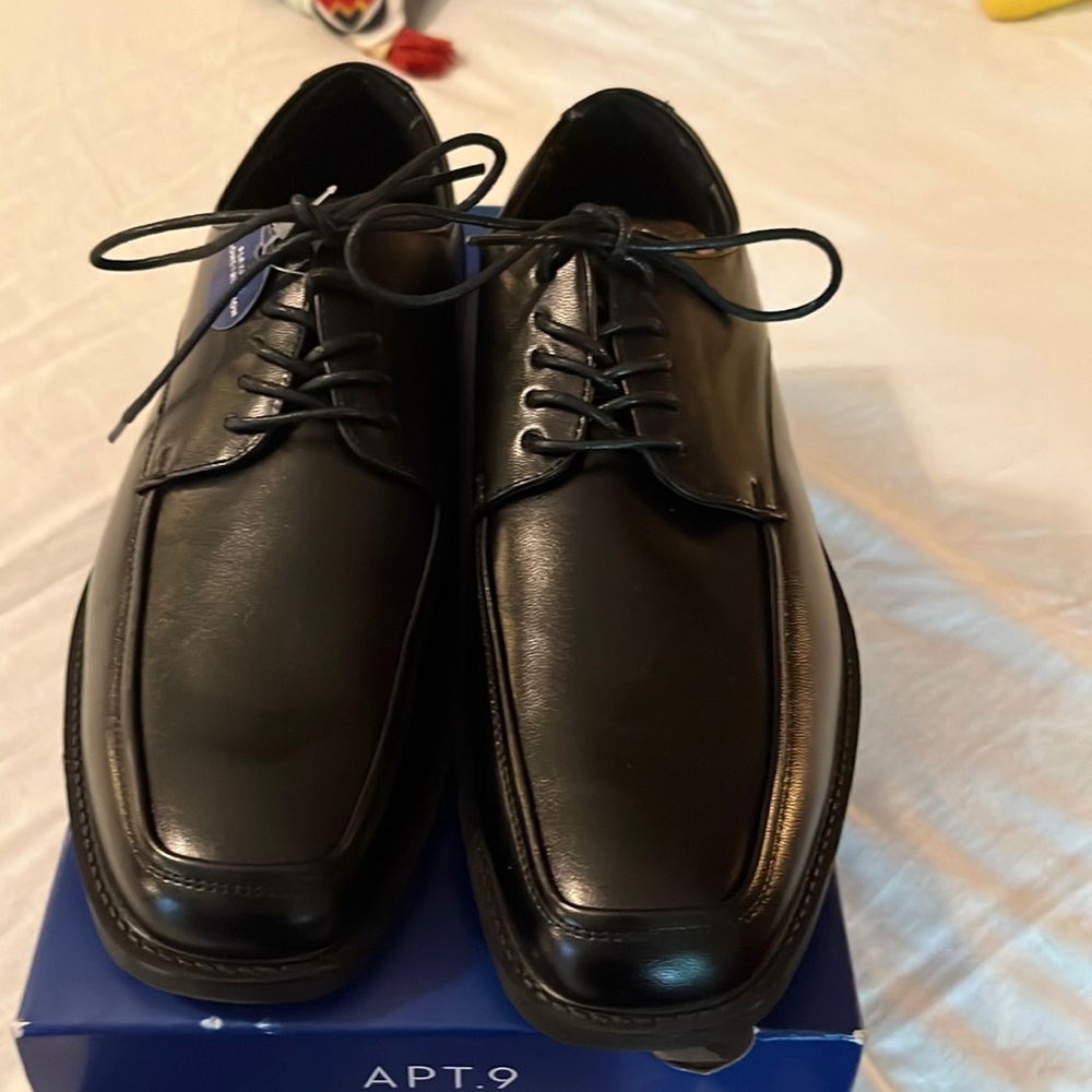 BRAND NEW IN BOX-pair of Apartment 9 black men’s dress shoes SIZE 8